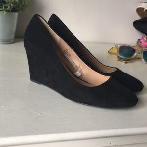 💛BLACK WEDGED HEELS💛